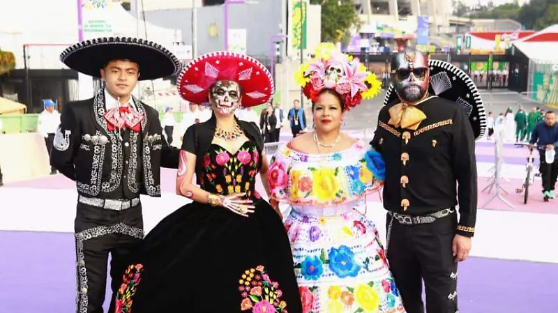 Catrinas y mariachis en las afueras del Estadio CDMX 